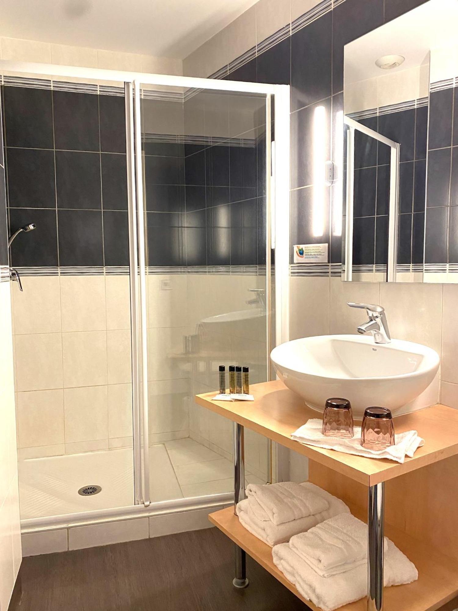Hotel Le Bellevue Les Roches-de-Condrieu Экстерьер фото